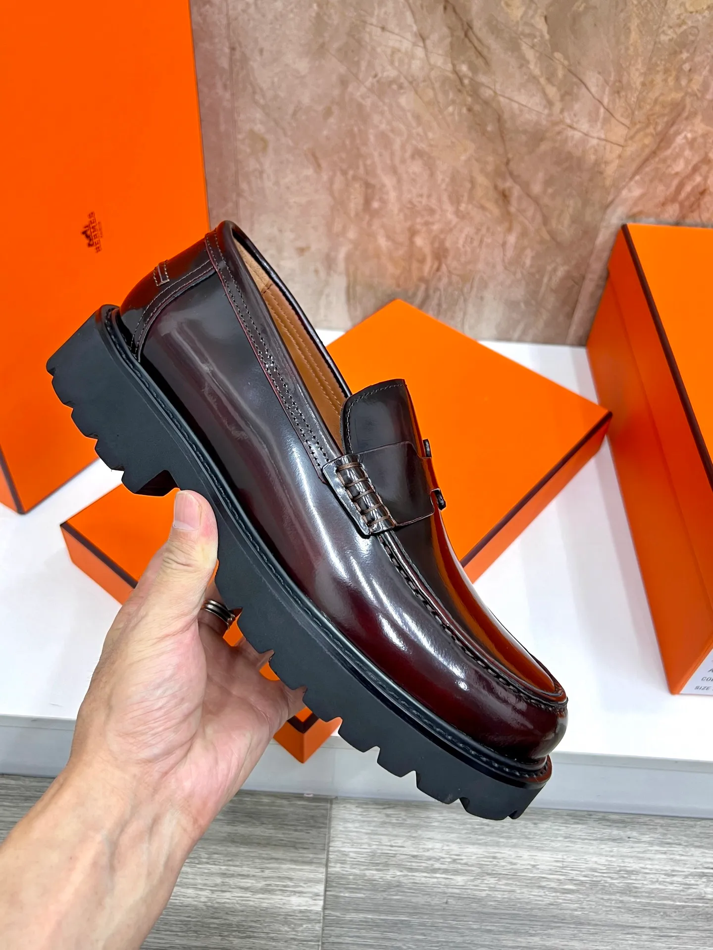 Original order quality P840 Brand: Hermès Standard code: Men's code: 39.40.41.42.43.44. (38.45 custom-made Grade: Same as the official website Original order quality Material: Original cowhide Original breathable cowhide lining Original outsole Style category: Men's fashionable casual leather shoes Color: Actual picture